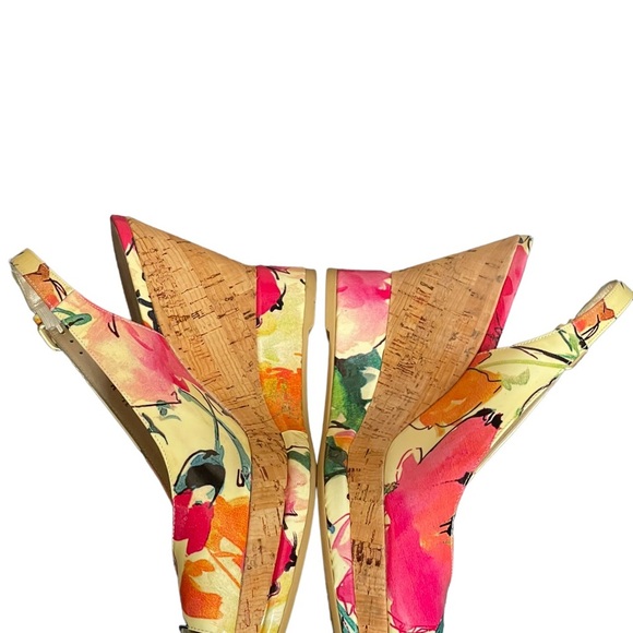 Stuart Weitzman Colorful Floral
Peep Toe Wedges Cork Platform
Slingback Size 7.5 - Picture 7 of 14